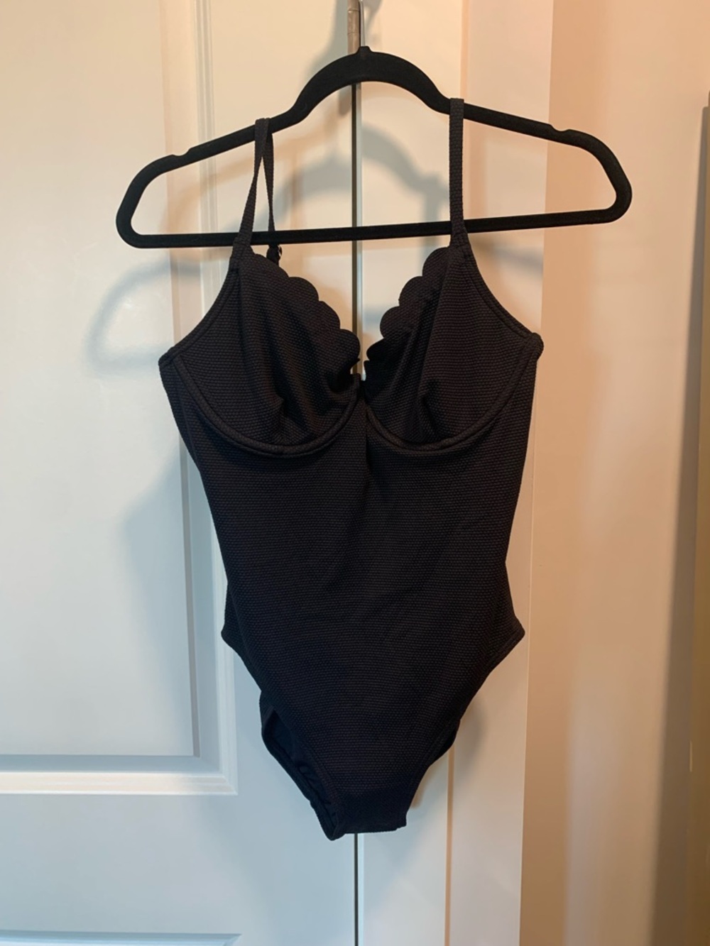 NWT -KATE SPADE NEW YORK - Black Scalloped Underwire One-Piece Swimsuit